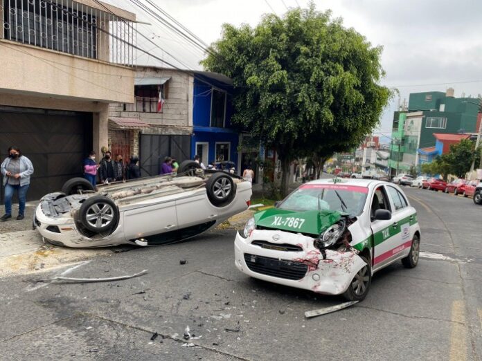 Vuelca automóvil en el centro de Xalapa